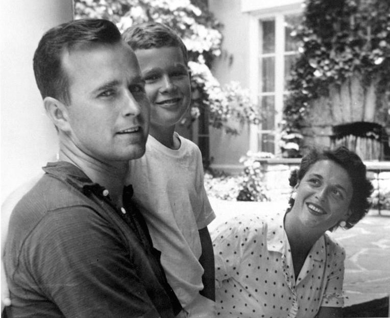 George and Barbara Bush oğulları George W. Bush’la birlikte.