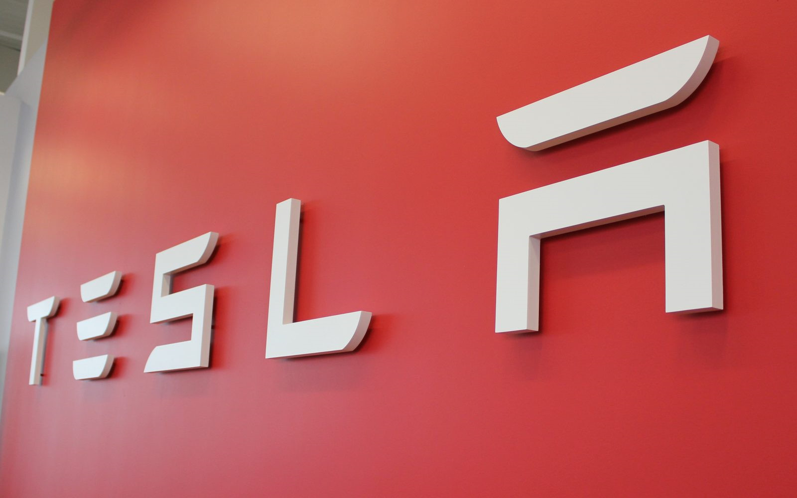 Tesla, en çok eleştirildiği konuların başında gelen 'teslimat ve üretim süreçlerini' iyi planlayarak 1.000 adetlik üretim seviyesine ulaşmayı başardı. 