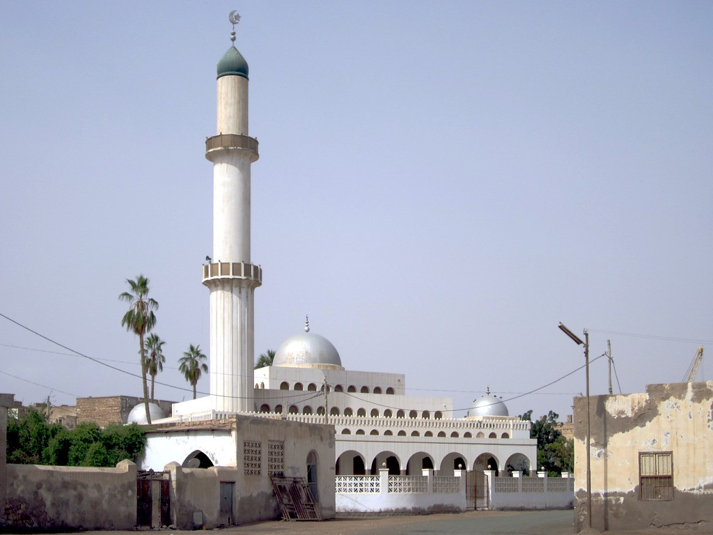 15'ci yüzyılda inşa edilmiş Massawa şehrindeki Şeyh Hanefi Camii 1885 yılındaki yangından sonra tekrar yapılmıştır.