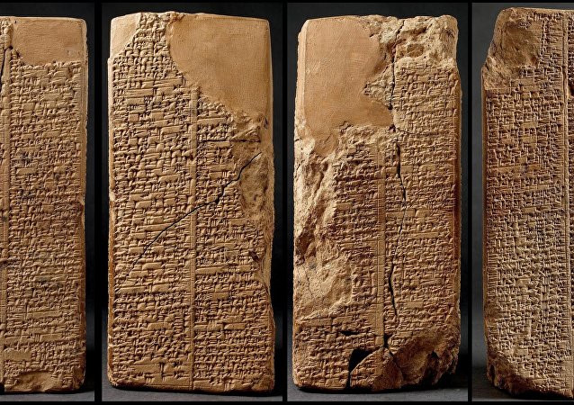 Londra'daki British Museum'da sergilenen Sümerler döneminden kalma 3800 yıllık bir tabletinin, tarihte bilinen ilk tüketici çivi yazısı örneği.