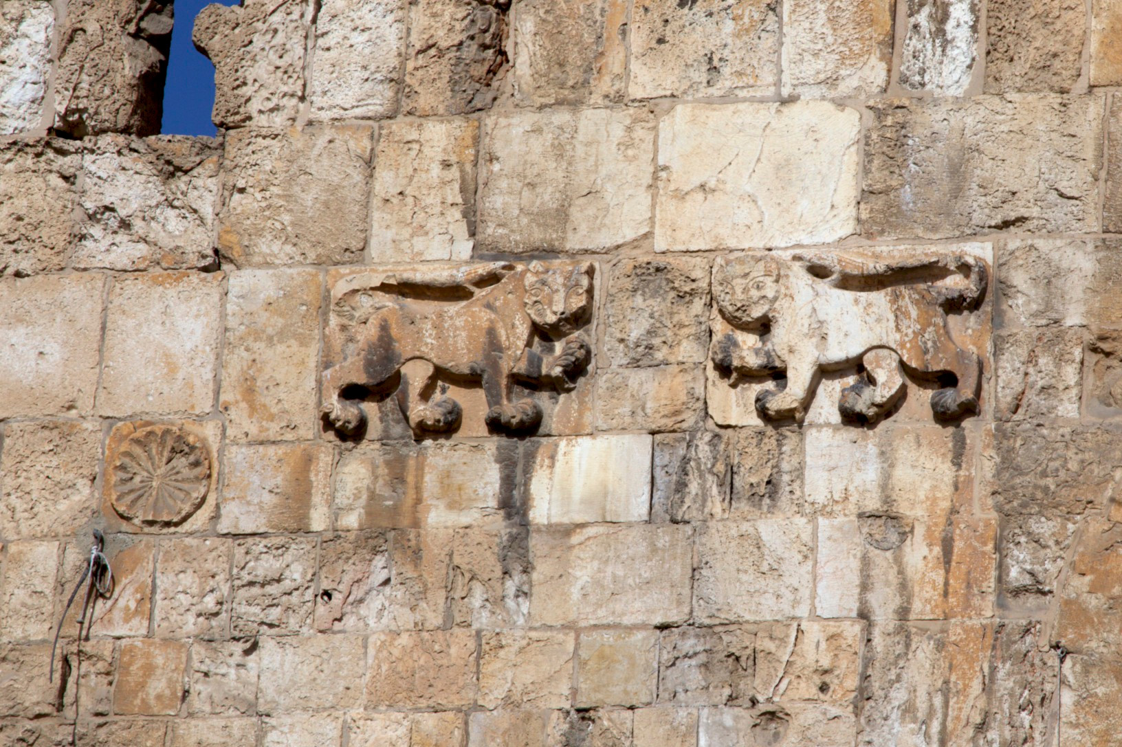 Eski Kudüs'ün kapılarından biri, hâlâ Sultan Baybars'ın hatırasıyla isimlendirilir: Aslanlı Kapı.