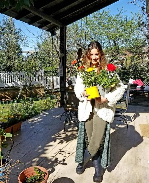 Bursa'da bulunan köy evinde çiçek yetiştirmeye başlayan Eren Bakıcı, yaklaşık 2 yıldır burada yaşadığını ve hayatından mutlu olduğunu belirtti.