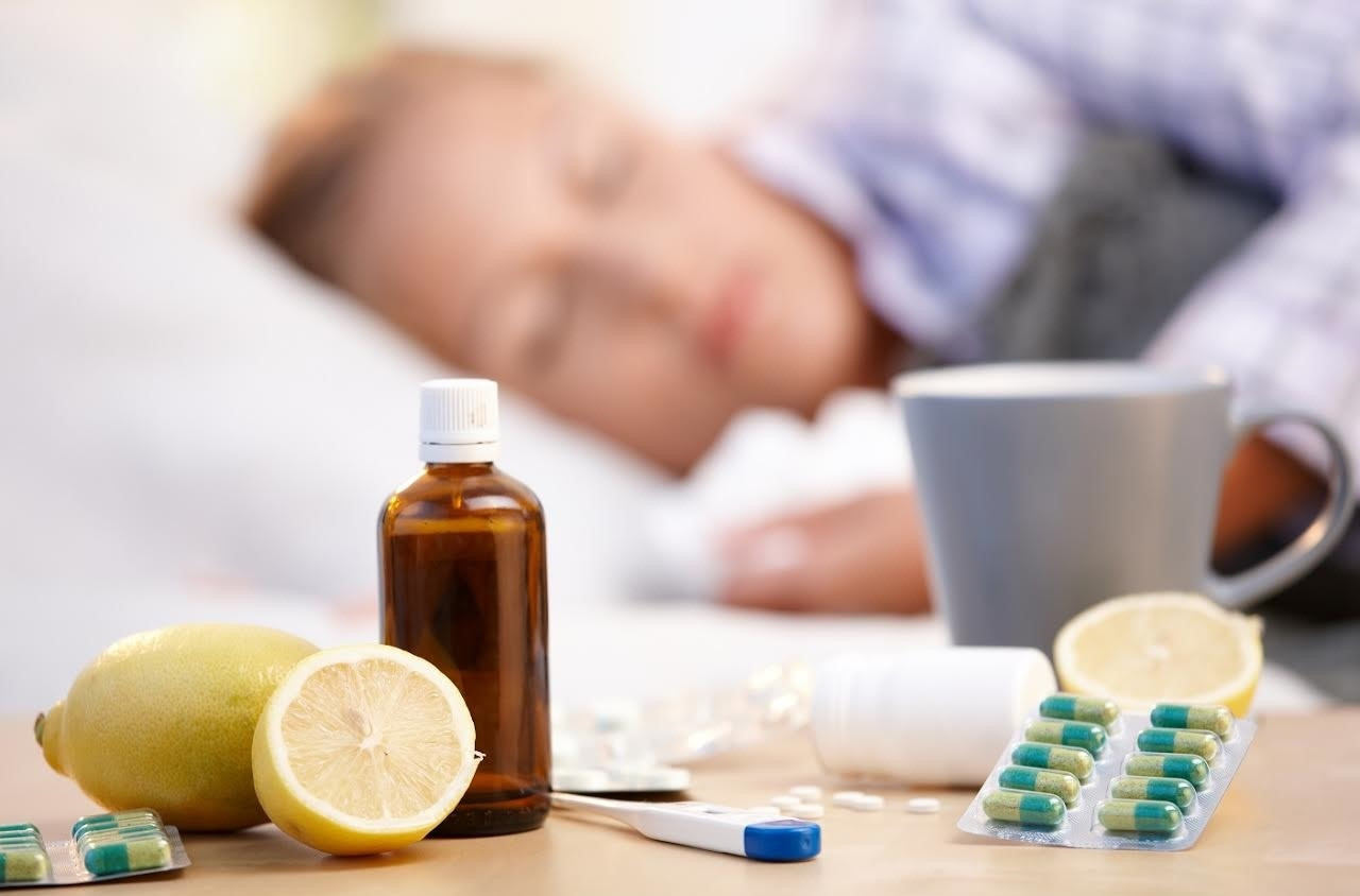 Grip benzeri bir hastalık geçirildiğinde evde istirahat etmeli, mümkün olduğunca sıvı almaya çalışmalı.