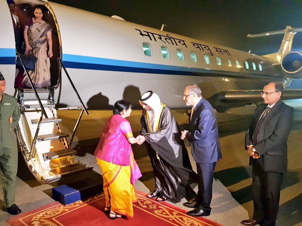 Sushma Swaraj'ın Abu Dabi'ye gidişi Pakistan'ı kızdırdı.