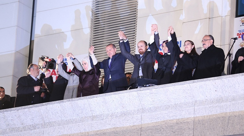 Erdoğan, 30 Mart 2014 gecesinde seçimlerden sonra gelenekselleşen balkon konuşmasını yaparken. 