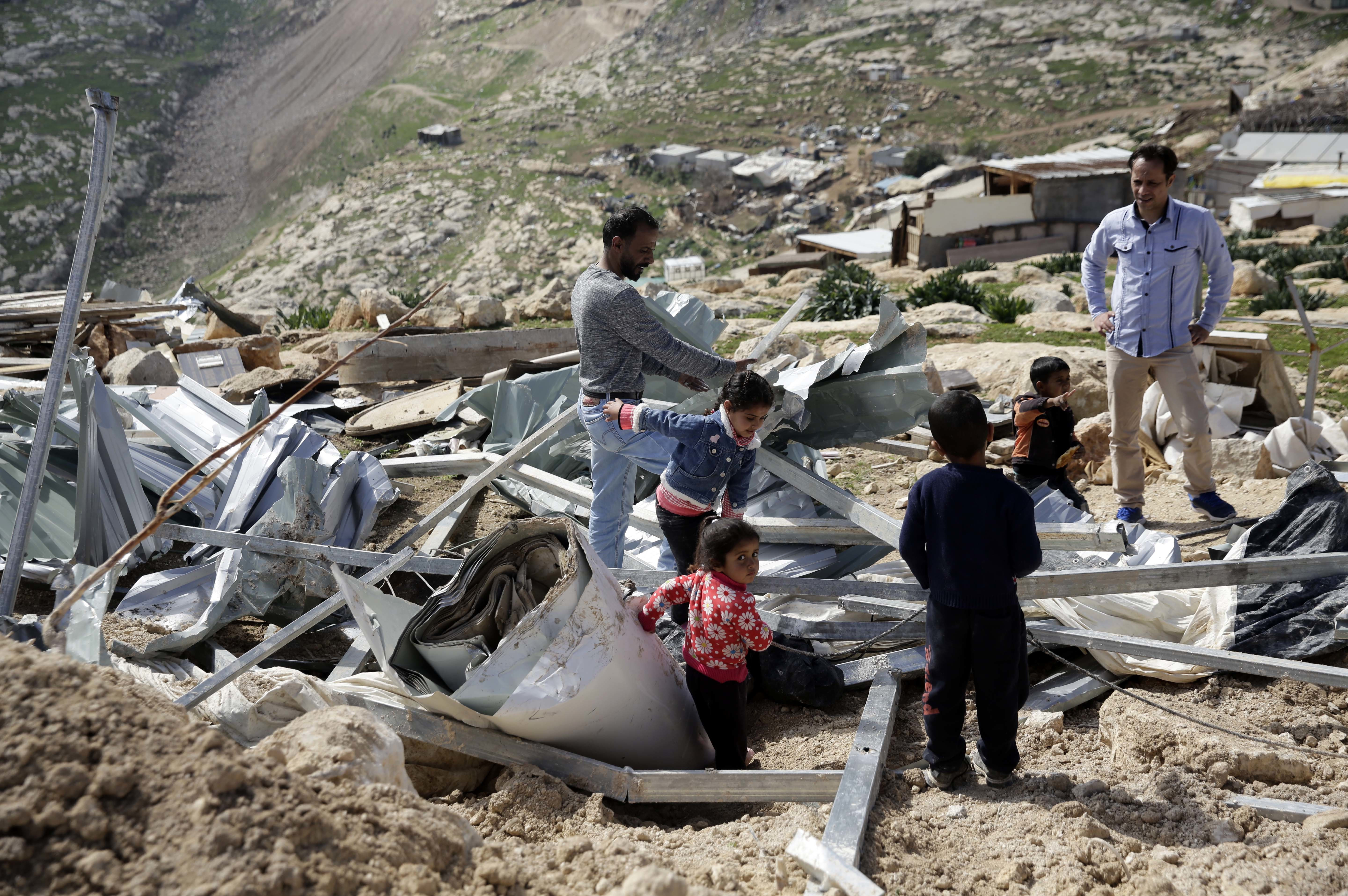 İsrail'in çıkardığı yıkım faturasını ödeyemeyen Filistinliler evlerini kendileri yıkmak zorunda kalıyor.