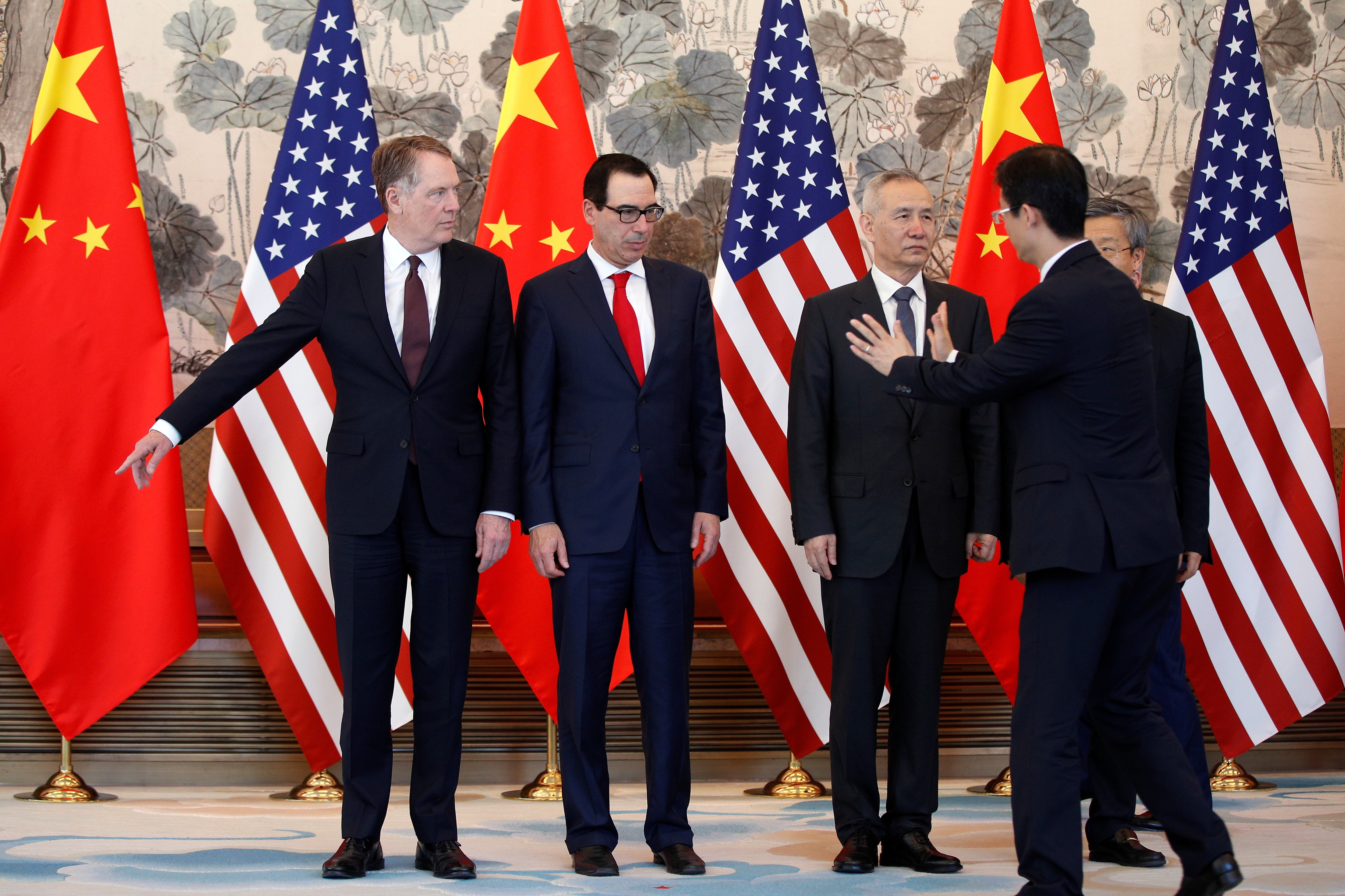 ABD Hazine Sekreteri Steven Mnuchin ve Ticaret Temsilcisi Robert Lighthizer, Pekin'deki Devlet Konukevi'nde Çin Başbakan Yardımcısı Liu He ile görüştü. 