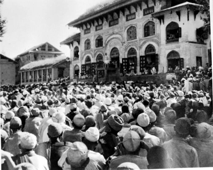 Bir cuma günü Hazratbal Camii'nin bahçesini dolduran Müslümanlar, Kasım 1949.
