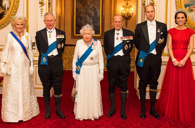 İngiliz Kraliyet ailesi, resmi bir davetteyken.