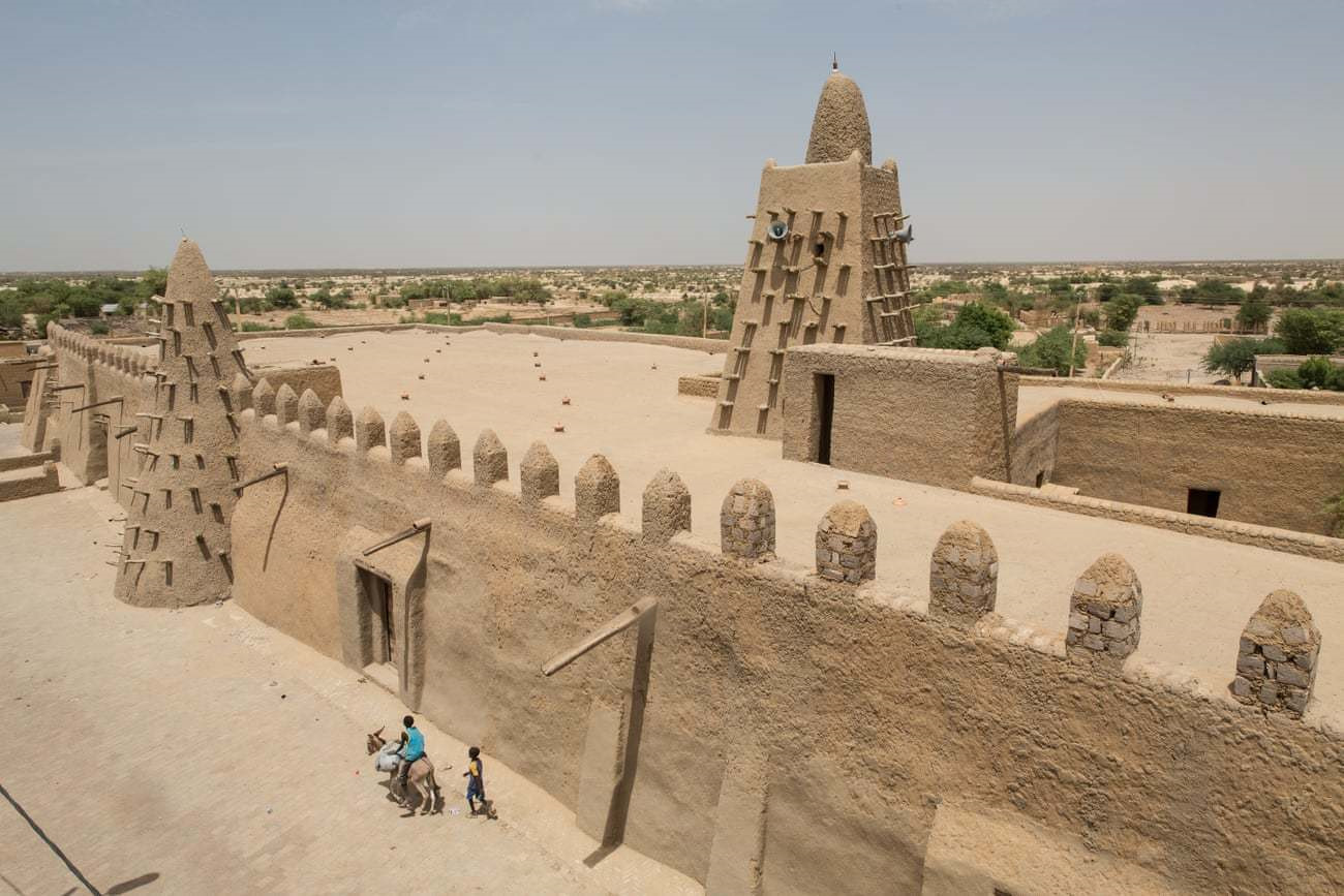 Timbuktu'daki Djenberger Camii. Eser, bölgede İslâm'ın sembolü olarak görülmektedir.