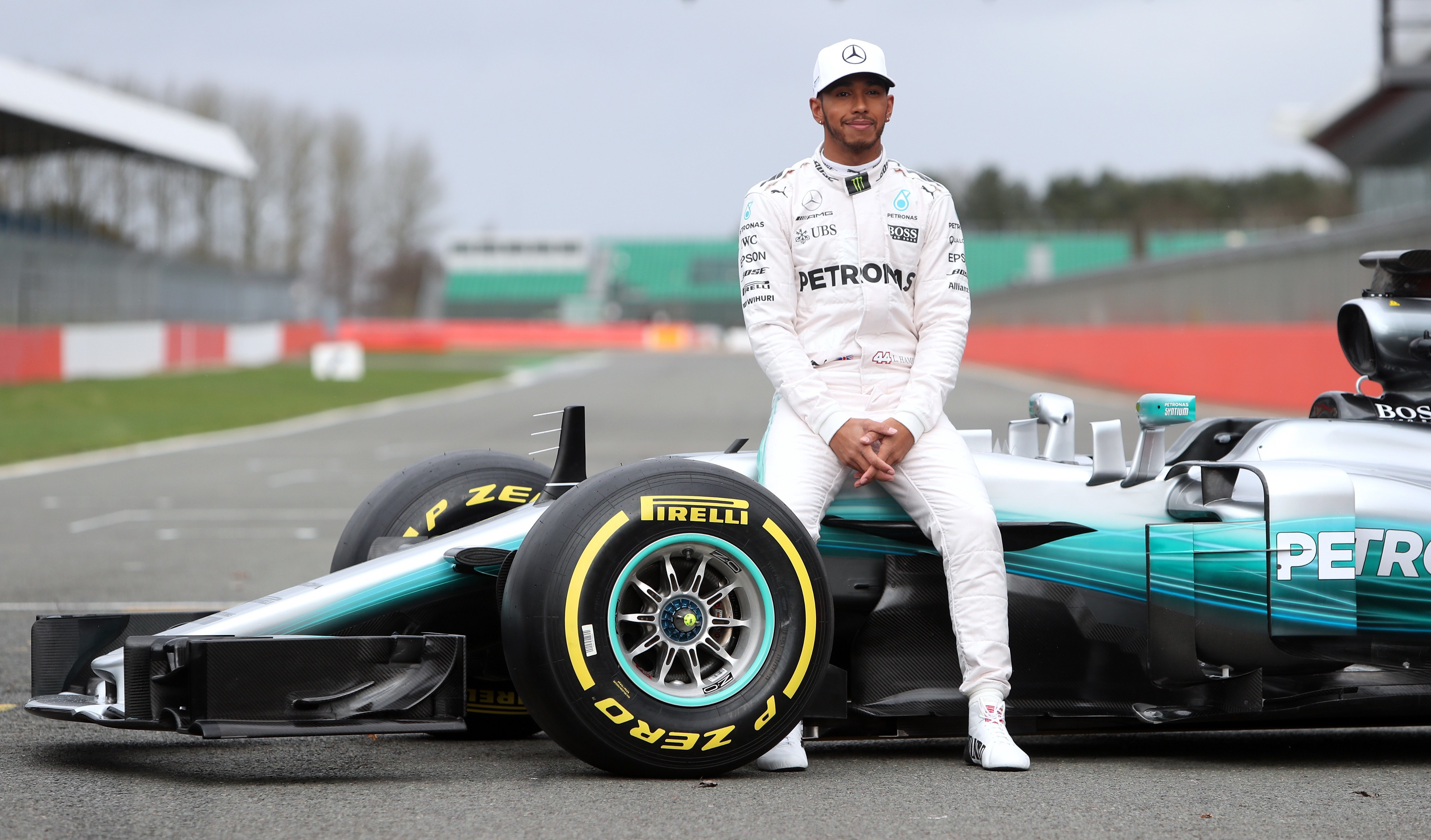 Lewis Hamilton pilotlar sıralamasında 1. sırada bulunuyor.