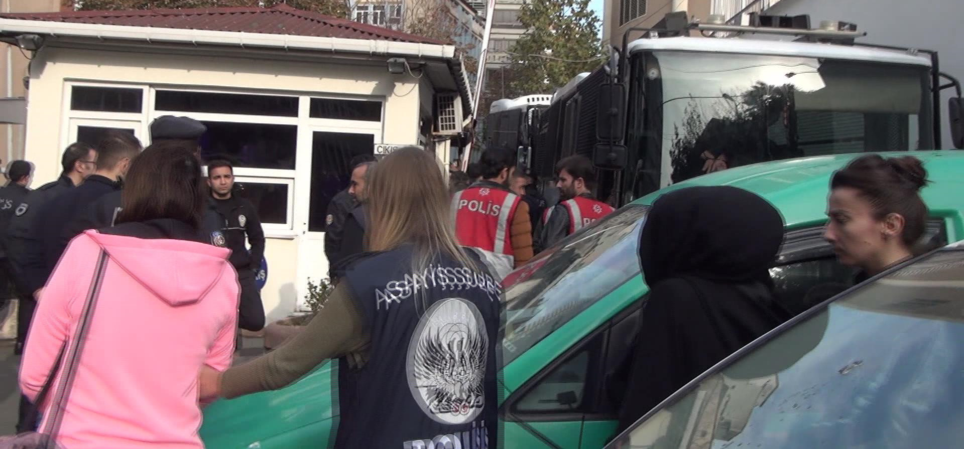 İstanbul ve Samsun'da eş zamanlı olarak düzenlenen baskınlarda organize bir şekilde dolandırıcılık yaptıkları iddia edilen 3'ü kadın 1'i çocuk 29 kişi gözaltına alınmıştı.