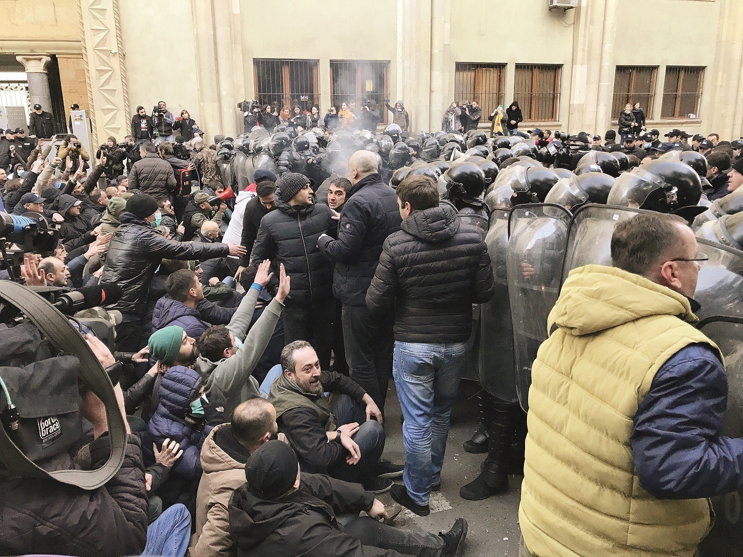 Eylemcilerin bölgeyi terk etmemesi üzerine protestocularla polis arasında arbede yaşandı.