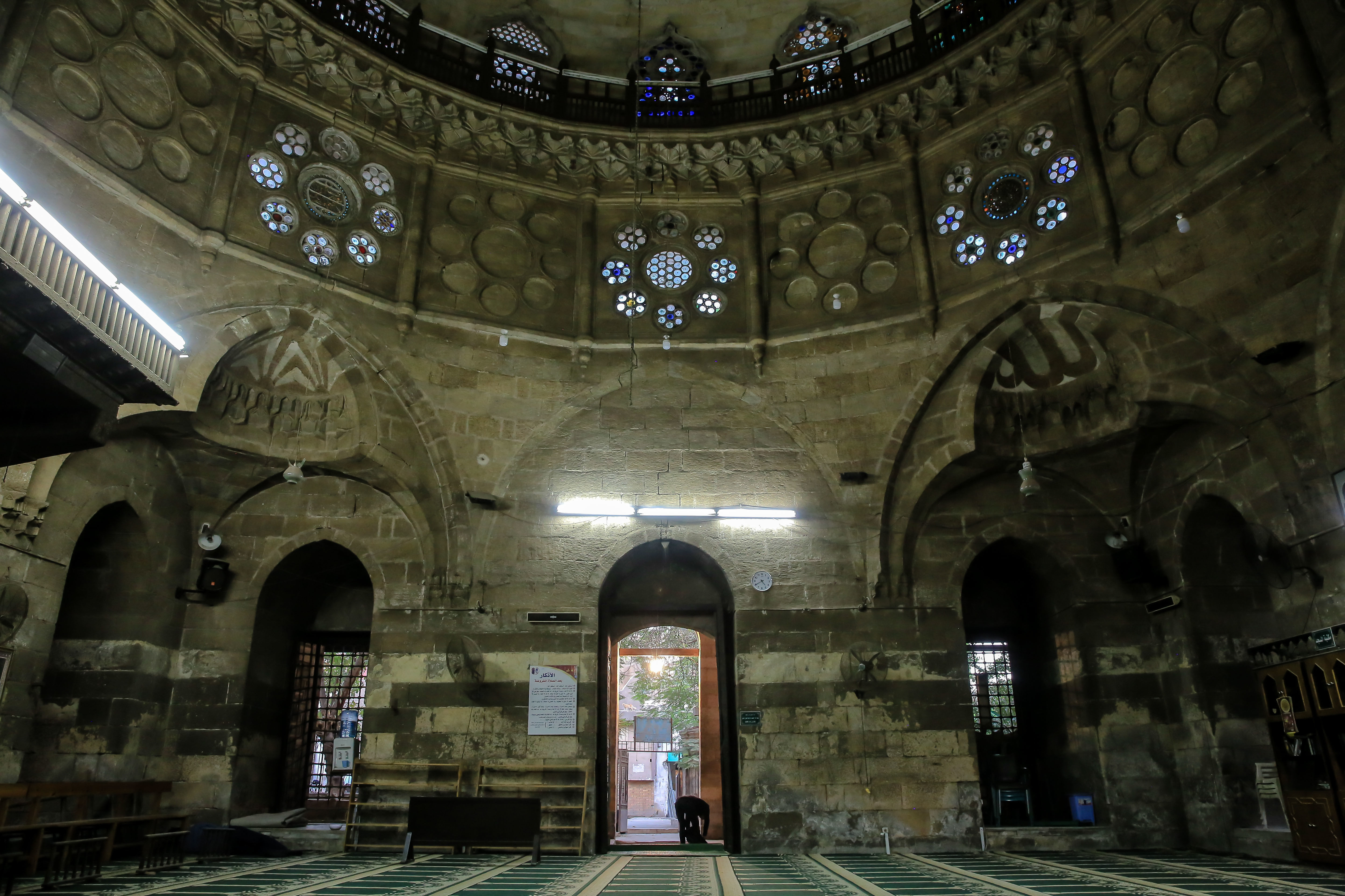 Cami, klasik Osmanlı tarzını yansıtıyor.