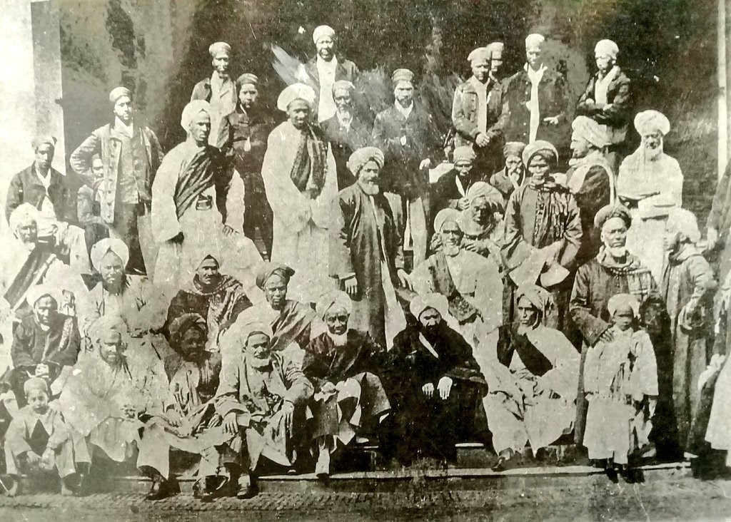Güney Afrika'ya gelen Ebubekir Efendi'nin (ortada biraz sağda) bölgede yaşayan Müslümanlarla çekildiği fotoğraf. 
