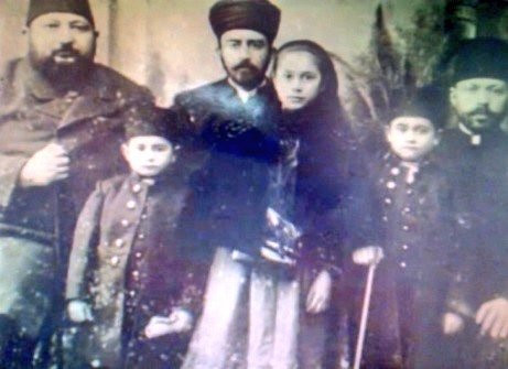 Ahmed Ataullah Efendi çocuklarıyla, 1900. Fotoğrafta önünde duran kızı Dr. Havva Hayrunnisa Güney Afrika'nın ilk Müslüman kadın doktorudur.