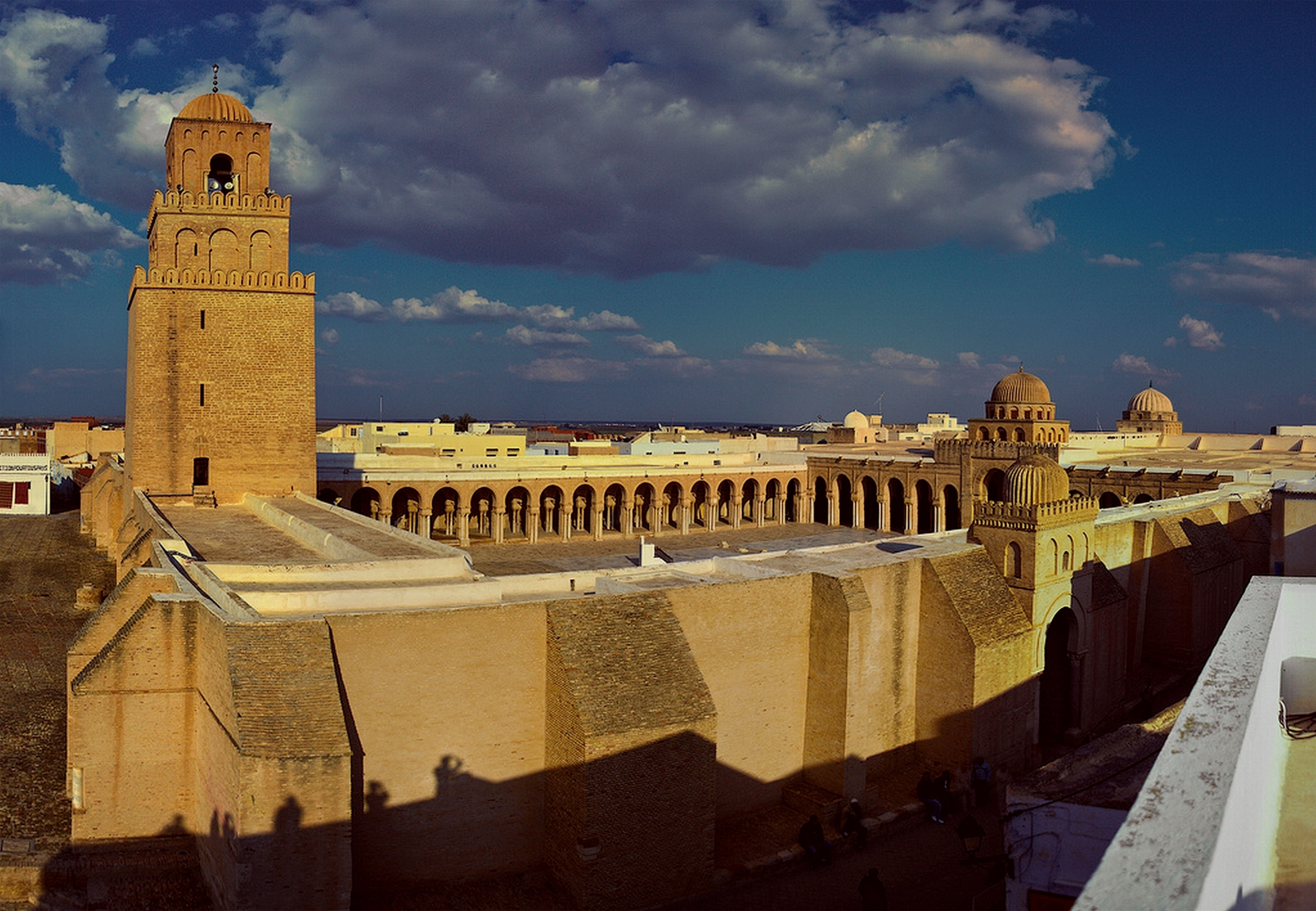 İslâm dünyasındaki en eski ibadet yerlerinden biri olan Tunus'taki Kayrevan Ulu Camii, Mağrip'te daha sonra inşa edilen camiler için örnek teşkil etmiştir.