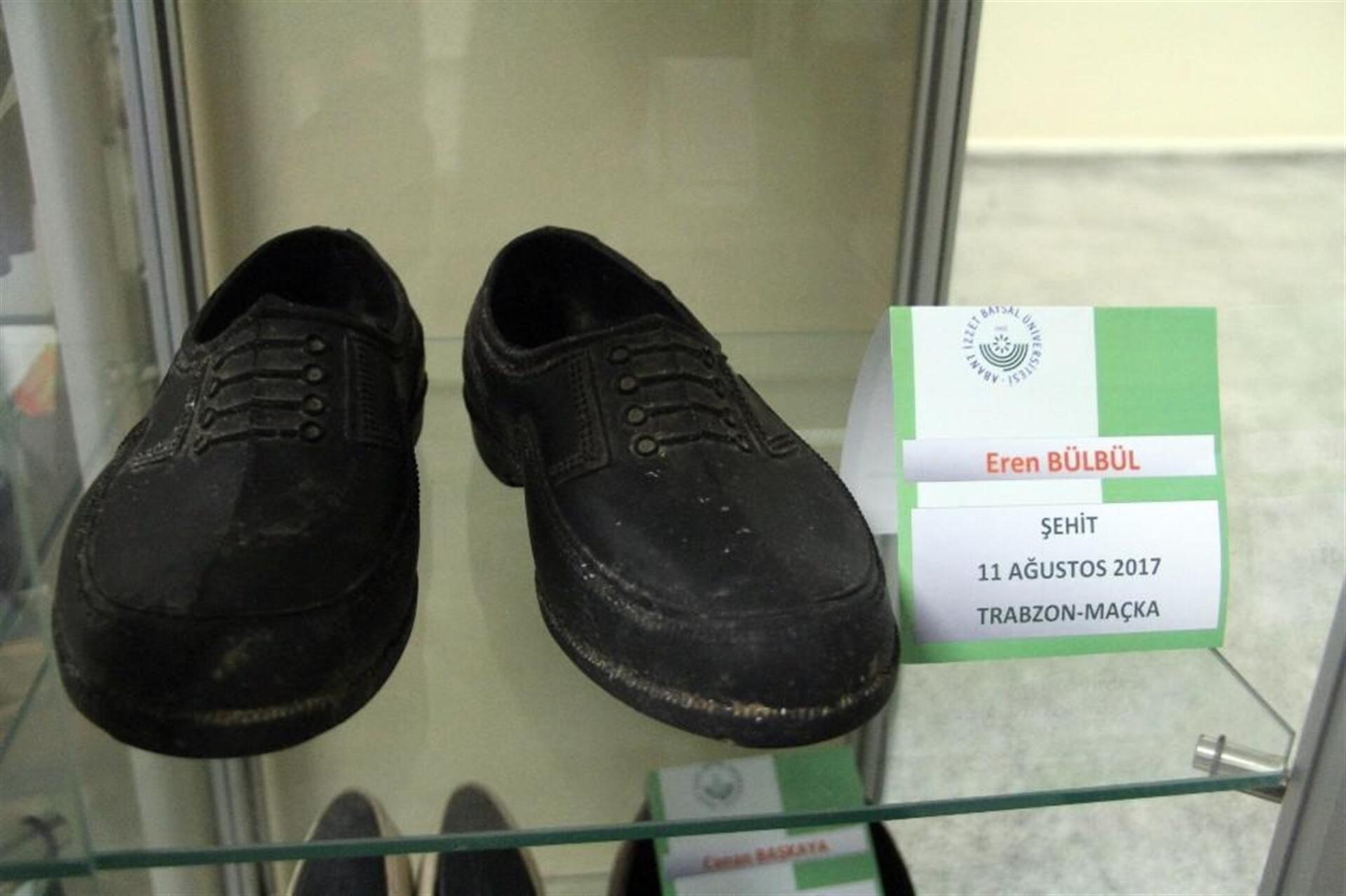 Eren Bülbül'ün kara lastik ayakkabıları