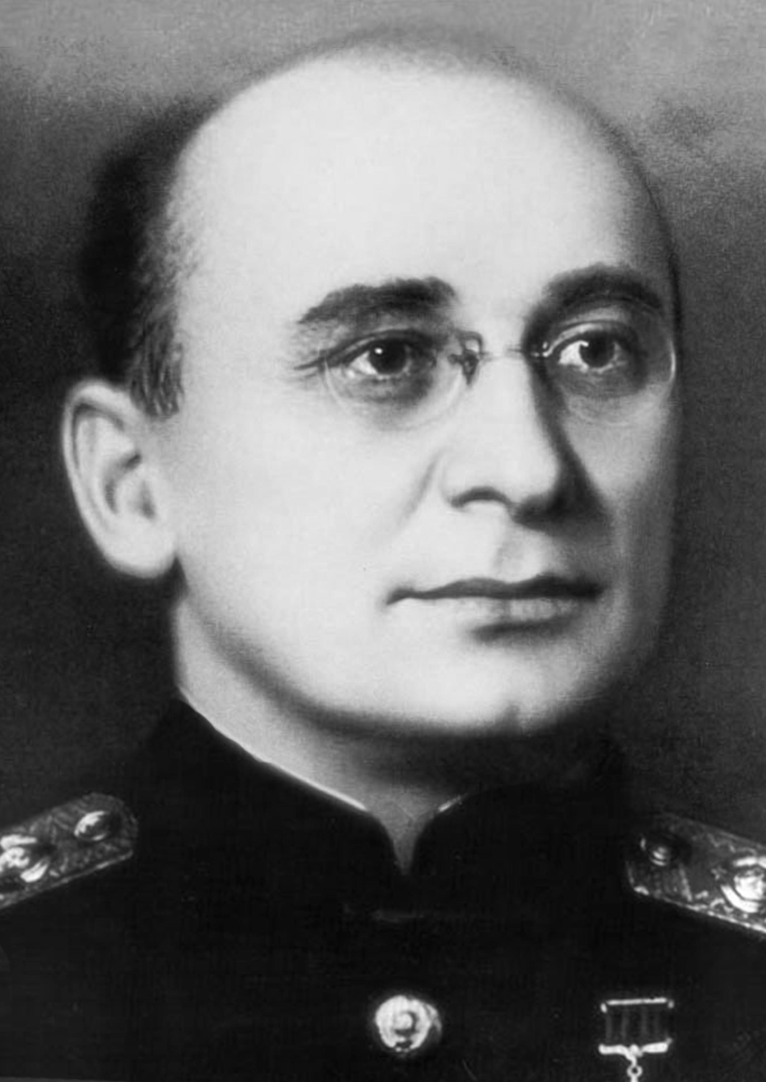 Lavrenti Beria: Stalin döneminde Sovyet güvenlik örgütünü yöneten, temizlik adı altında katliamlar düzenleyen kişi.