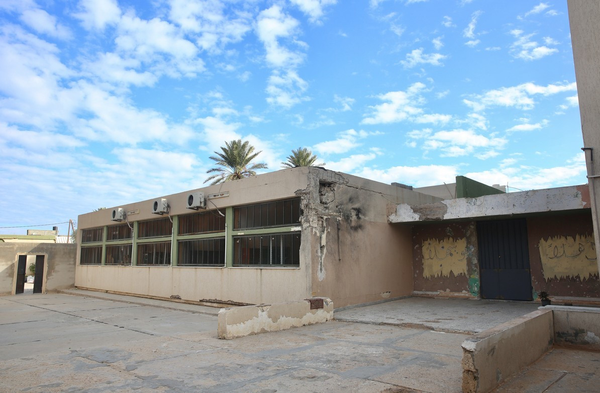 Hafter güçlerinin hava saldırılarında zarar gören bir okul binası.