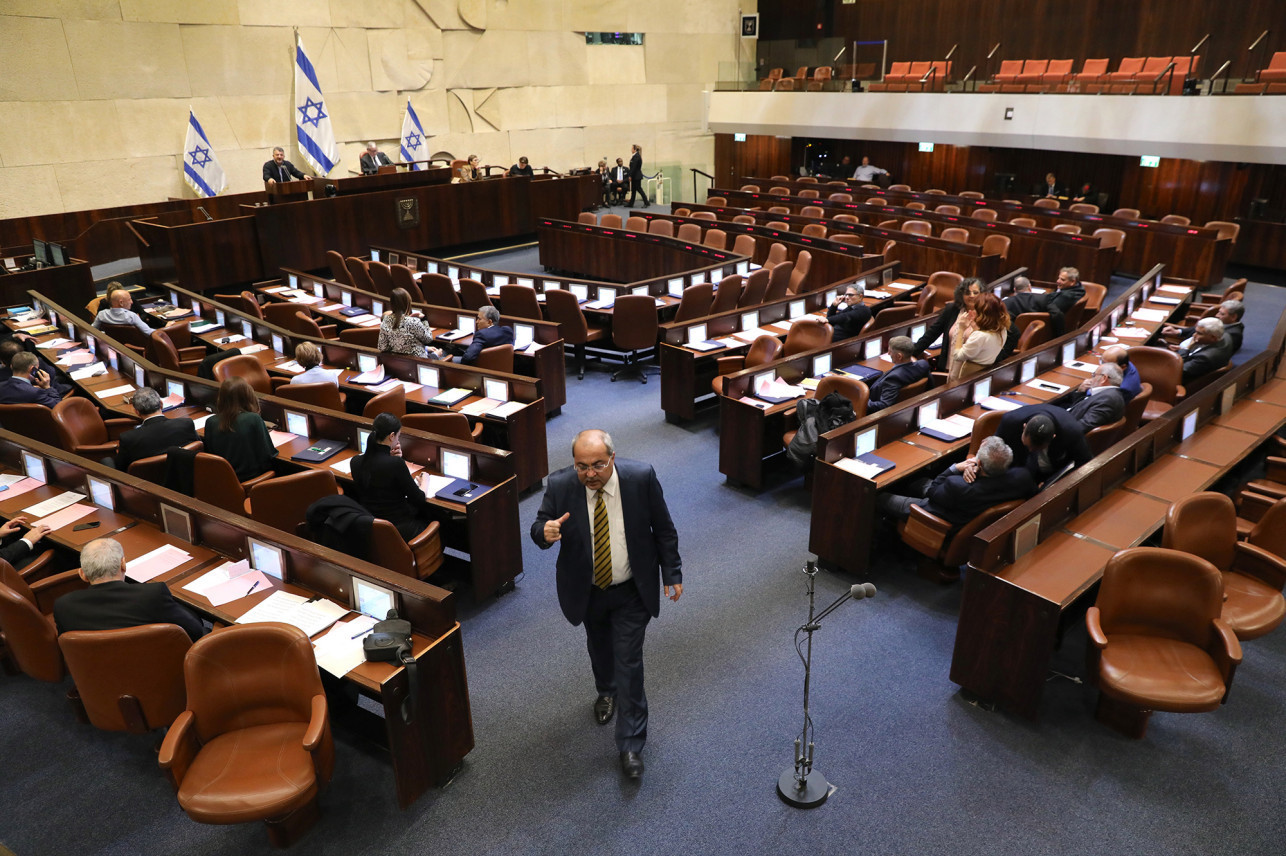  İsrail meclisinde, Netanyahu'nun dokunulmazlık başvurusunu görüşecek Meclis İçişleri Komisyonu'nun kurulup kurulmayacağı tartışmaları.