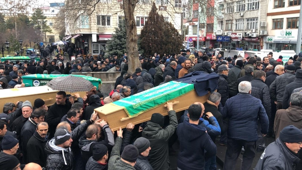 Cenazeye Ömer Bayram, ailesi ve yakınları katıldı. 