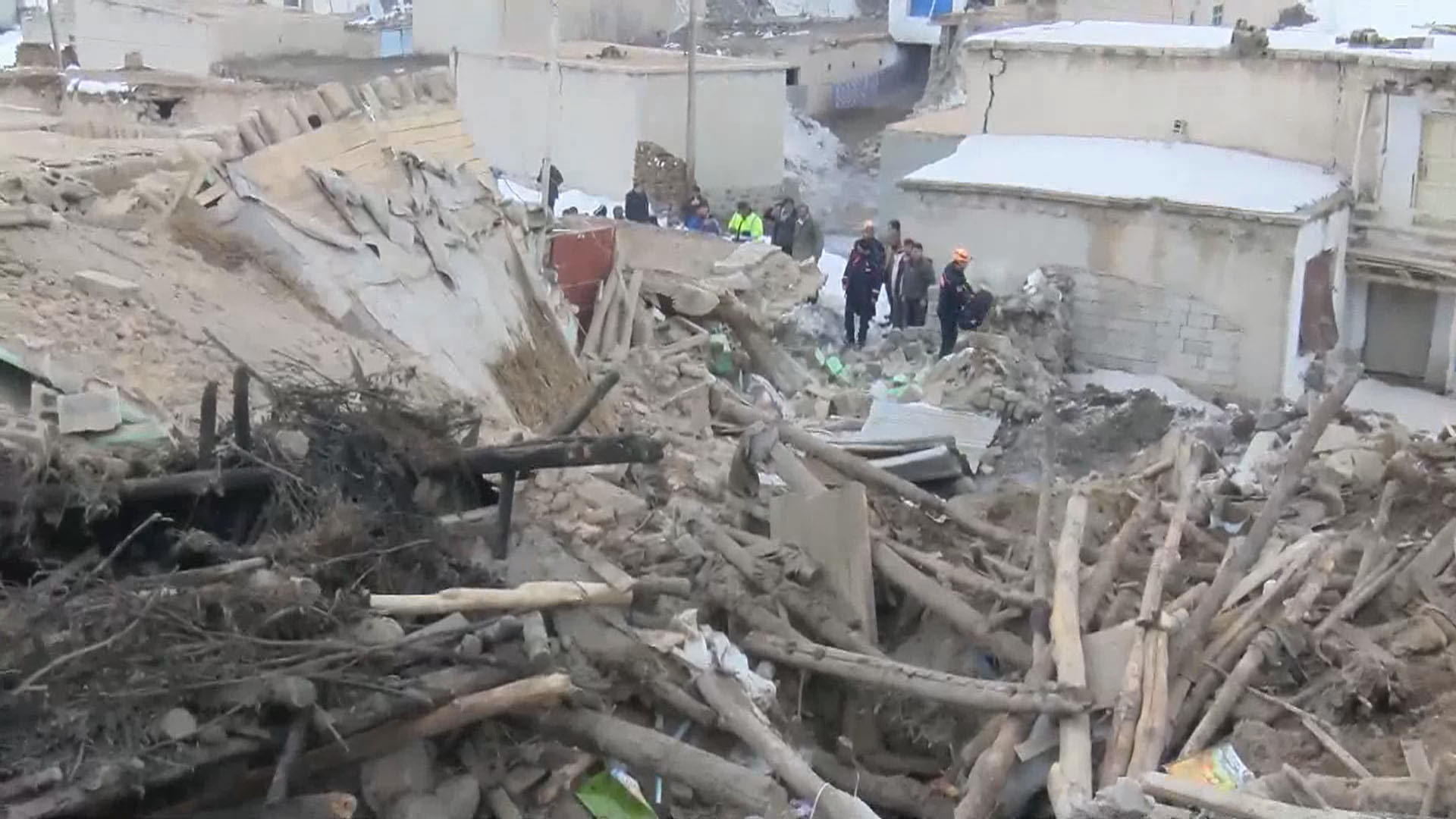 İran'ın Türkiye sınırına yakın Khoy kentinde meydan gelen 5.9 büyüklüğündeki depremde Van'da birçok ev yıkıldı. 