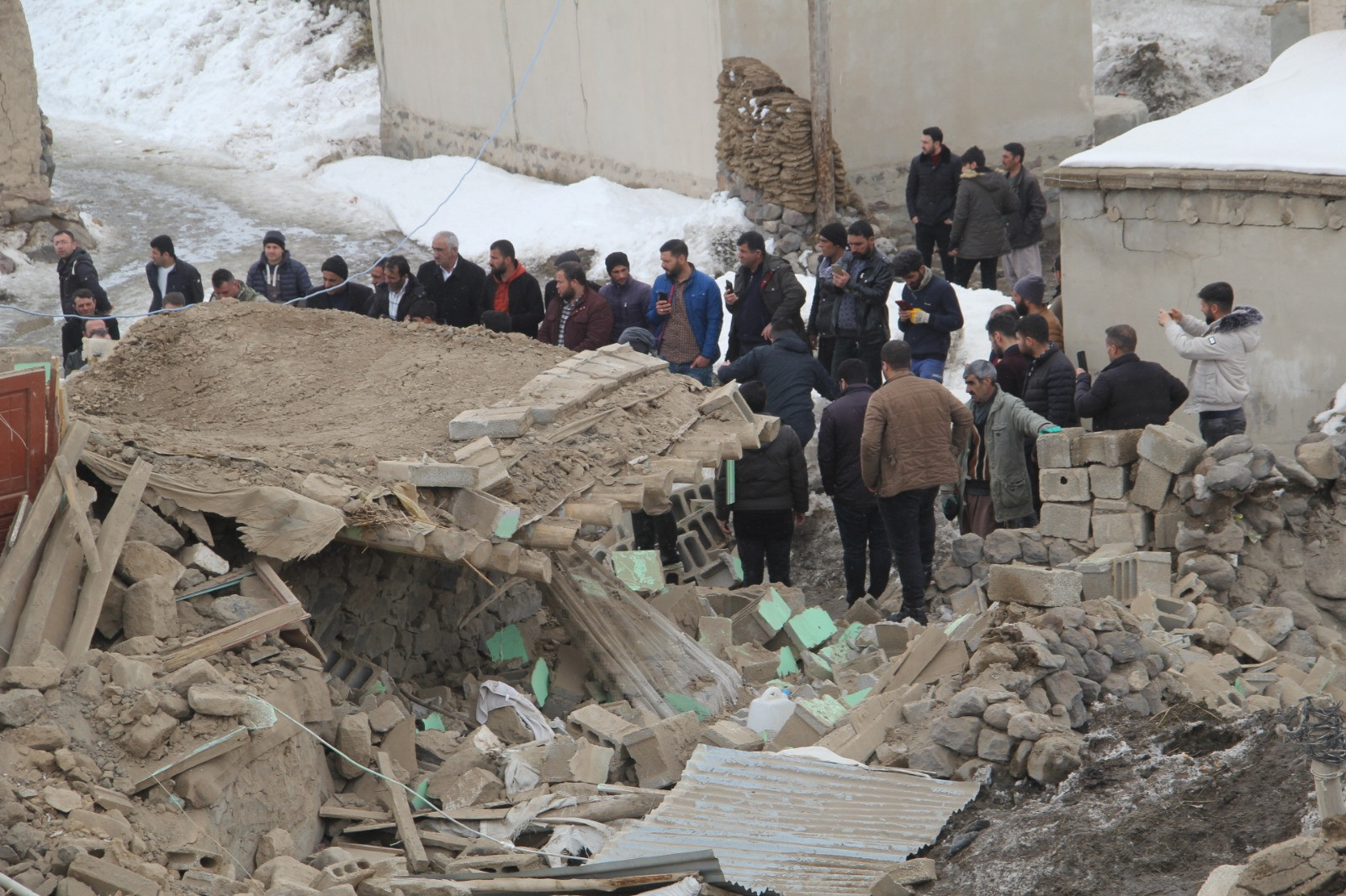 İran'ın Türkiye sınırına yakın Khoy kentinde meydan gelen 5.9 büyüklüğündeki depremde Van'da birçok ev yıkıldı. 