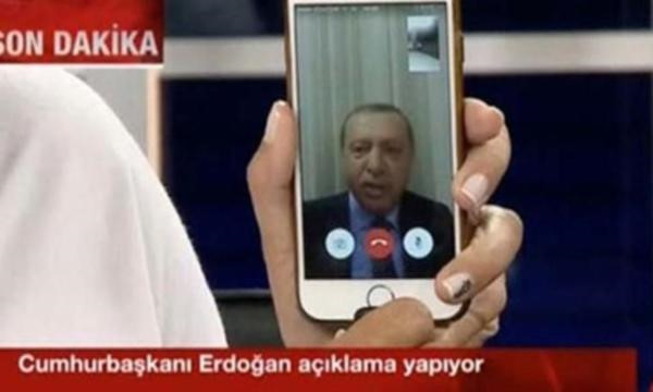 Cumhurbaşkanı Erdoğan’ın darbecilerle mücadele etmek için İstanbul’a doğru yola çıkmadan önce cep telefonu bağlantısıyla milleti darbecilere karşı sokağa çıkma çağrısı yapmıştı...
