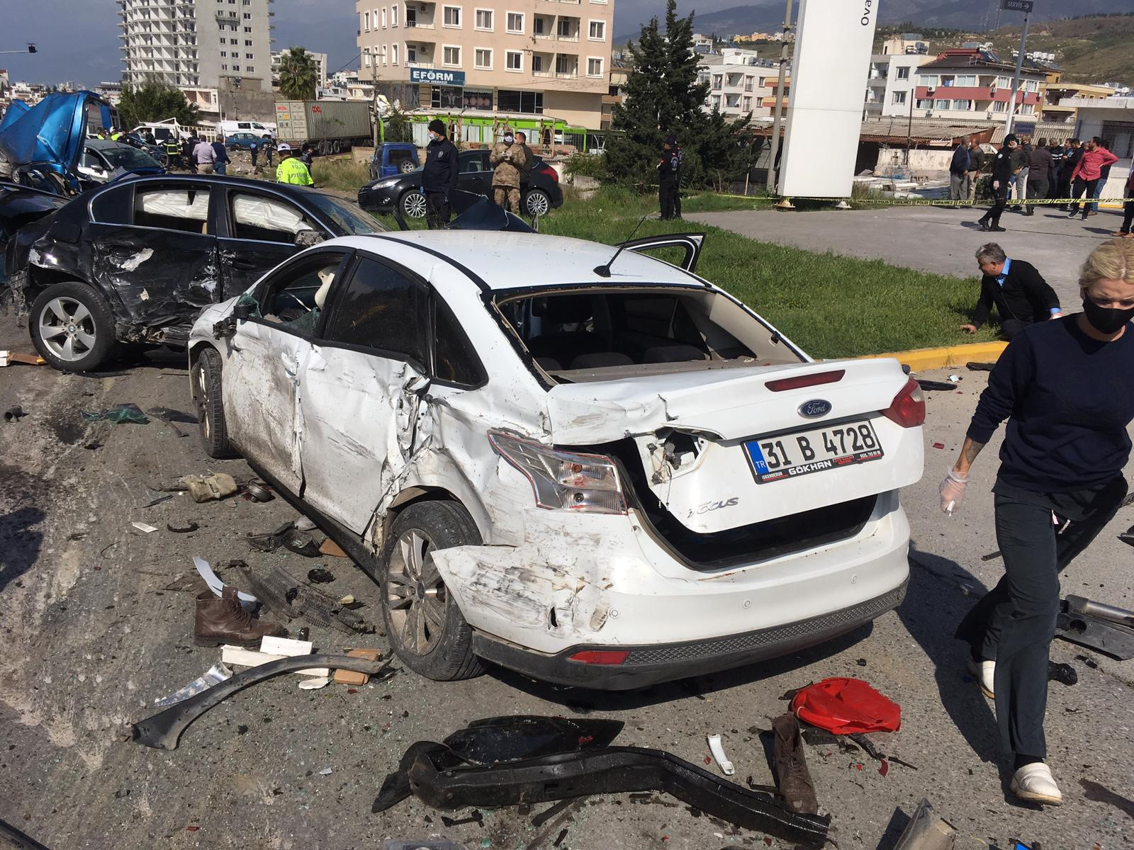 İskenderun'daki kazada bölgeye çok sayıda ambulans sevk edildi.