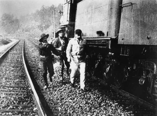 Edwin S. Porter’ın bugünkü sinemacılığın başlangıcı sayılan “The Great Train Robbery” (Büyük Tren Soygunu) adlı önemli filmi.