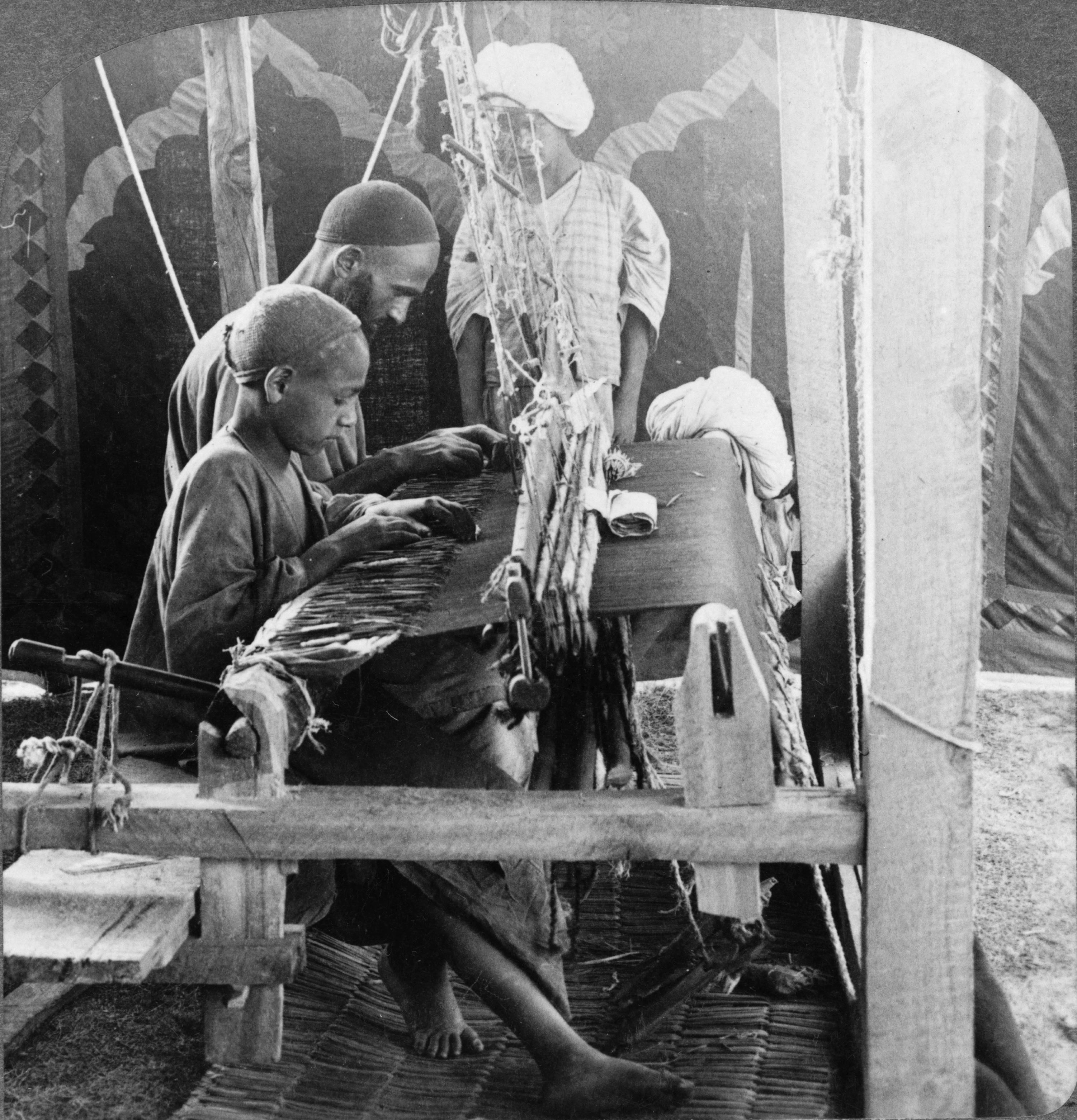 Bengalli köylü dokumacılarının kazancının azalması birçok köylünün yerel üretimi bırakarak İngiliz fabrikalarında az bir ücretle çalışmasına neden oldu.