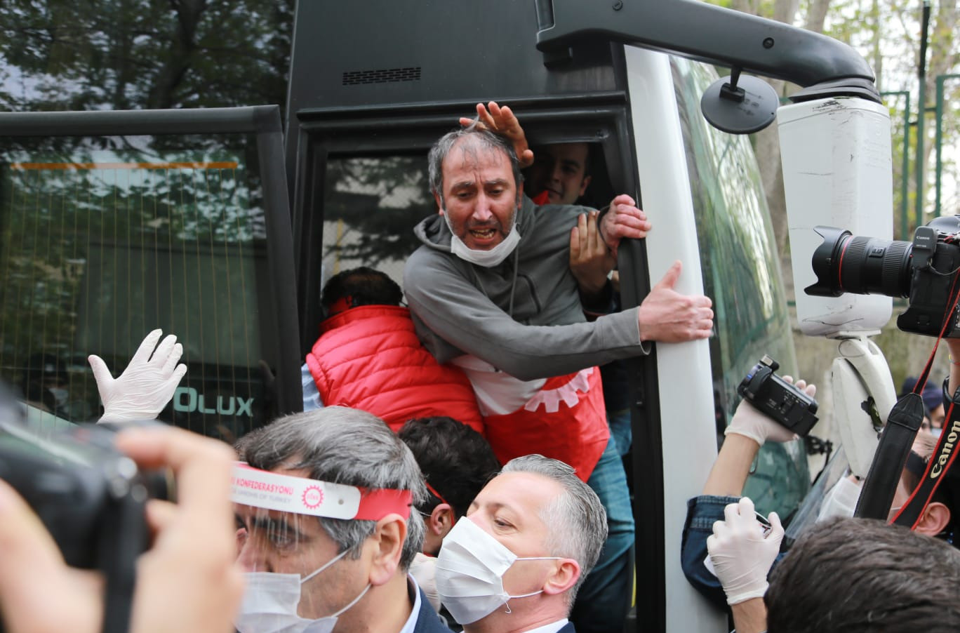 DİSK üyeleri kapatılan Taksim Meydanı'na girmeye kalktı