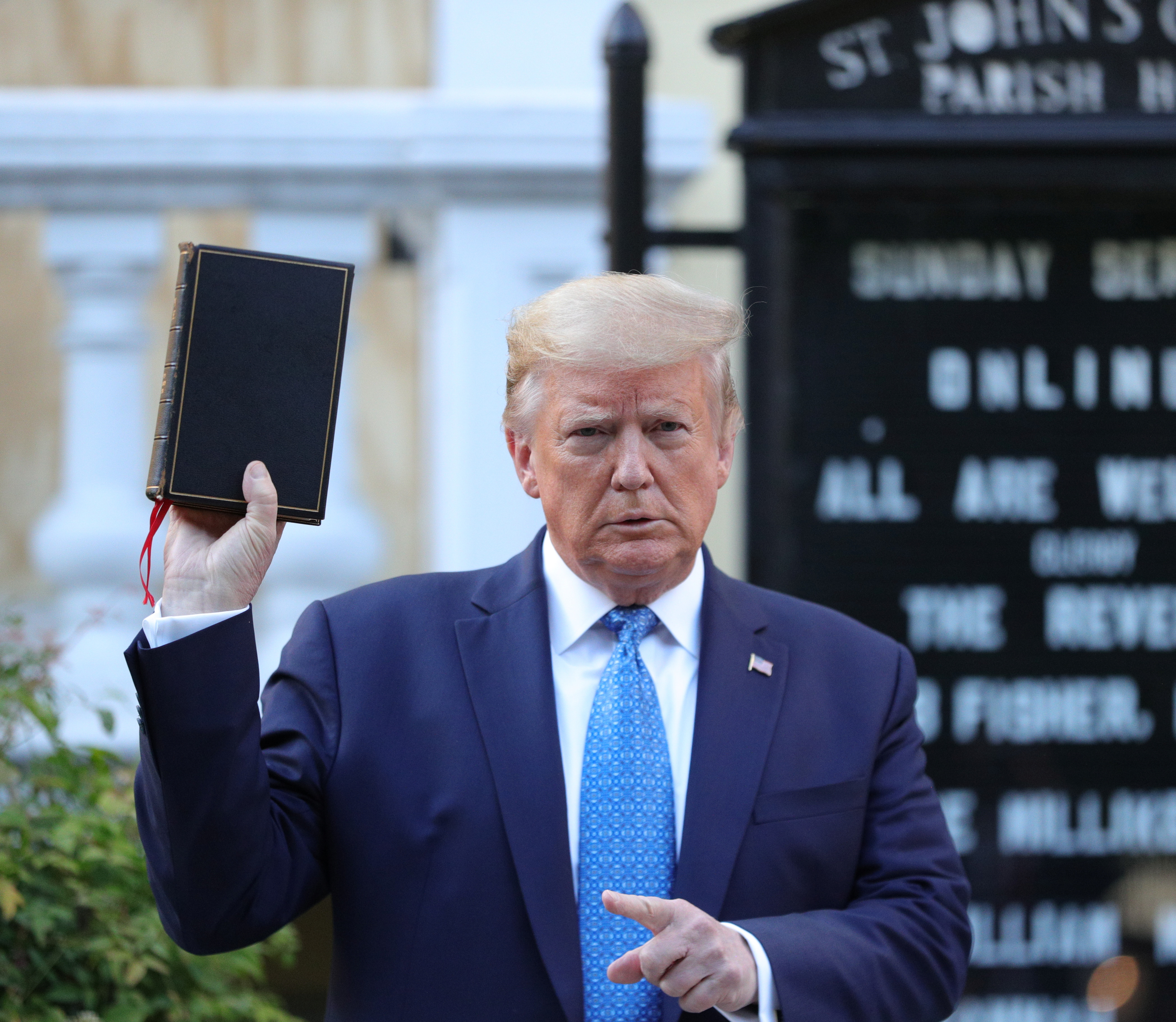 Trump, kilisenin önünde İncil'le poz verdi