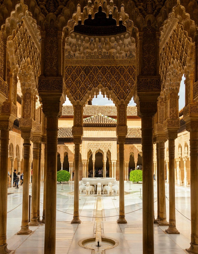 El Hamra sarayının içi.