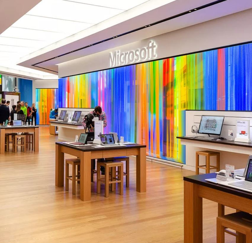 Microsoft, fiziksel mağazalar yerine satışları çevrimiçi olarak yapacağını özellikle belirtiyor. 