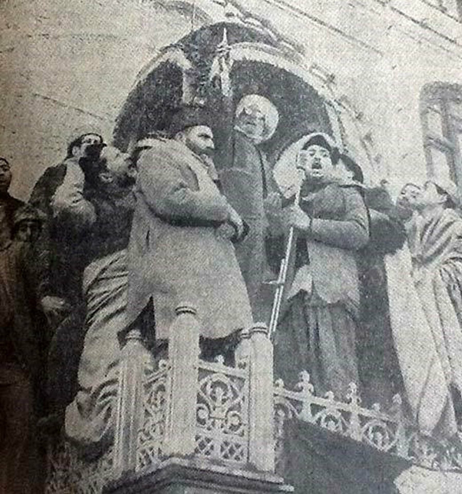 1963'te kaybolan Hz. Peygamber'in Hazratbal'daki saçı, bulunduktan sonra halka gösterilirken, 1964.
