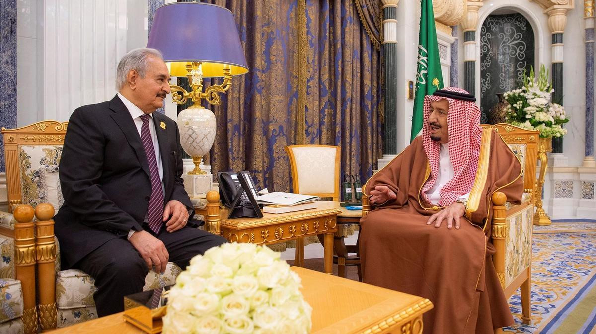 Halife Hafter'in Suudi Arabistan Kralı Selman'la görüşmesi.