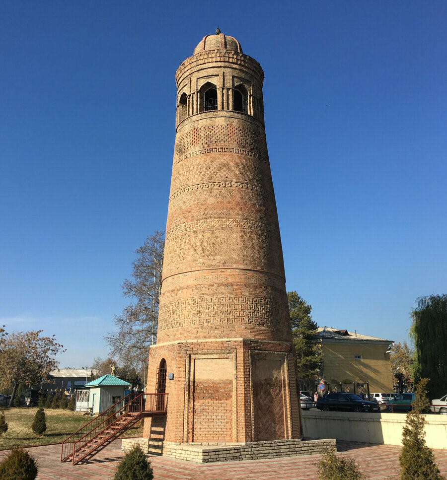 Karahanlılar döneminden kalma en eski iki minareden biri olan, 27 metrelik Özkent Minaresi (11. yüzyıl).