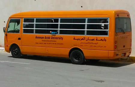 Amman Arap Üniversitesi'nin taşıtı.
