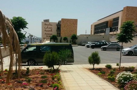 Amman Arap Üniversitesi'nin girişi.
