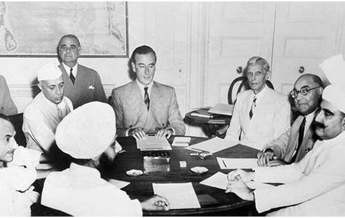 3 Haziran 1947 Yeni Delhi'de bir yuvarlak masanın etrafında toplanan liderler ve yanındaki heyet, 'Britanya Hindistanı'nın bölünerek Pakistan ve Hindistan adında iki devlet olarak 'bağımsız'lıklarını ilân etmesi kararını aldılar.