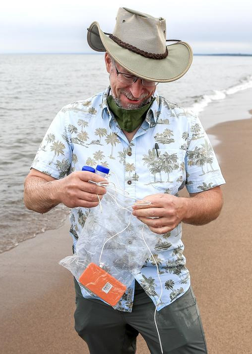 Dr. Richard Melvin üç aydır Superior gölü çevresindeki plajlardan su örneği topluyor