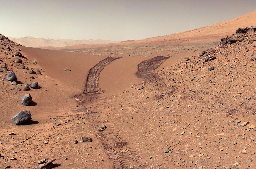 Üzerinde bir keşif aracının tekerlek izleri olan Mars yüzeyi fotoğrafı