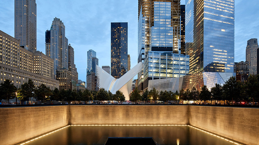 New York'un Aşağı Manhattan'ında, Calatrava'nın Oculus ulaşım merkezi, 11 Eylül saldırılarının enkazından, bir kule ve onları temsil eden anıtlar alanında organik bir form olarak yükseliyor. © Hufton + Crow
