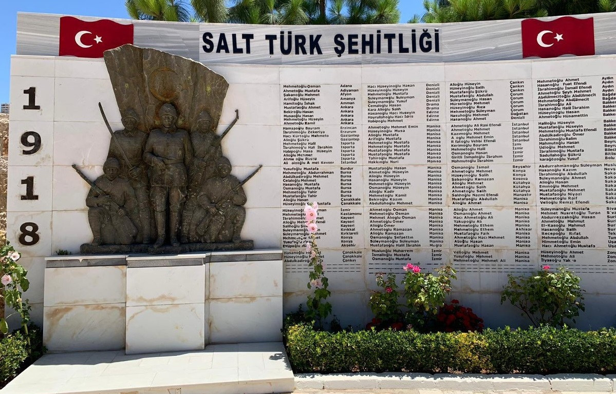 Salt Türk Şehitliği'nde, Birinci Dünya Savaşı'nda şehit düşen yaklaşık 300 Osmanlı askerinin kabri bulunuyor.
