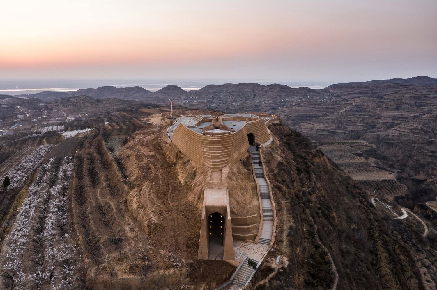 Xihoudu Arkeolojik Sit Alanı'ndaki İkinci Çin Ulusal Gençlik Oyunları için Kutsal Ateş Yakma Yeri Tasarımı.