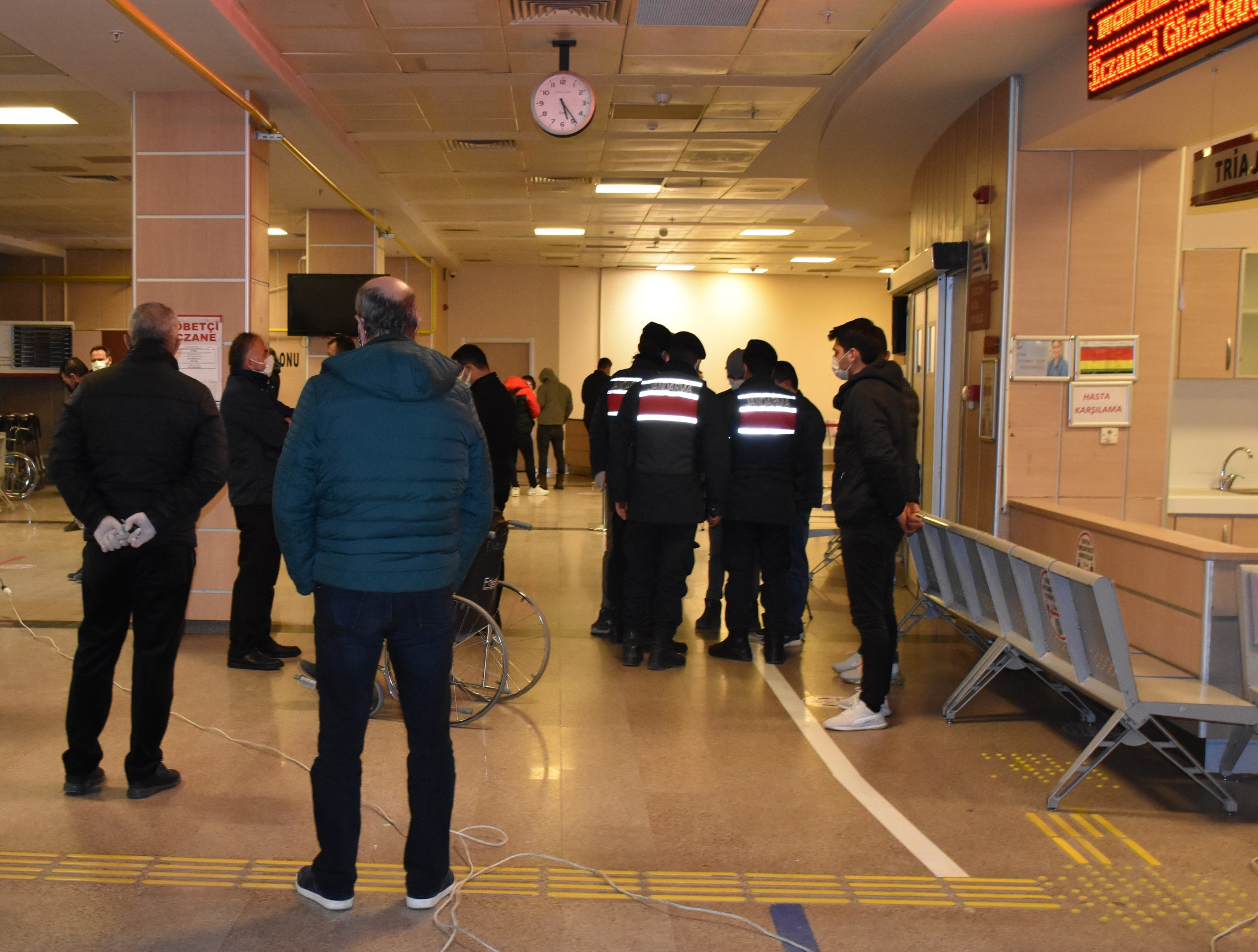 Kırıkkale Yüksek İhtisas Hastanesine getirilen otobüsteki 29'u yolcu 31 kişiye Kovid-19 testi yapıldı.