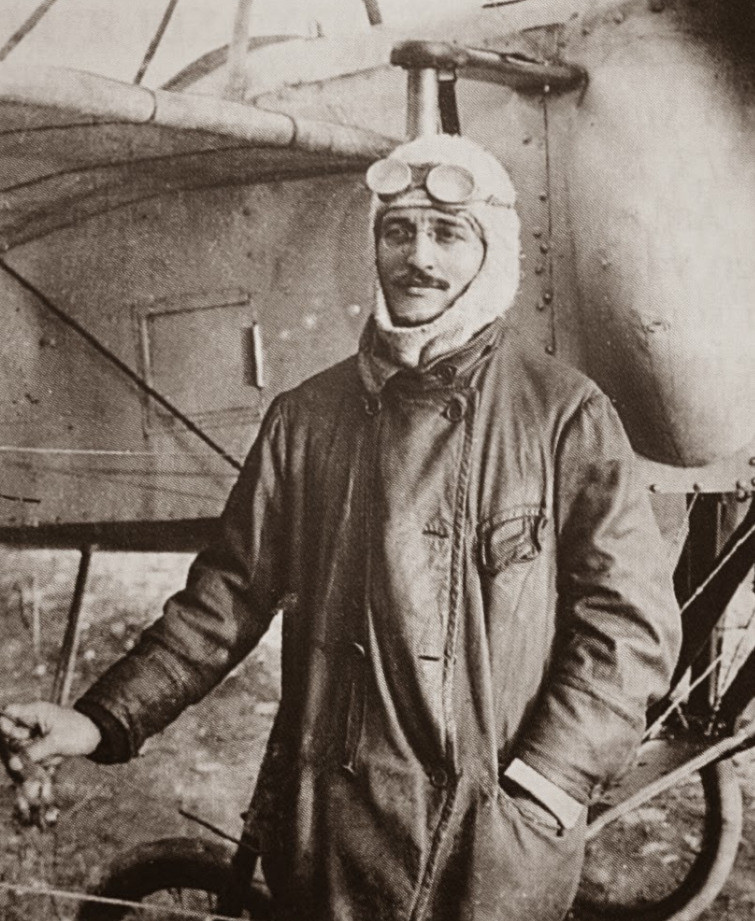 Çanakkale Savaşları sırasında uçaktan çektiği cephe fotoğraflarını da Tasvir-i Efkâr'da yayımlamıştı.
