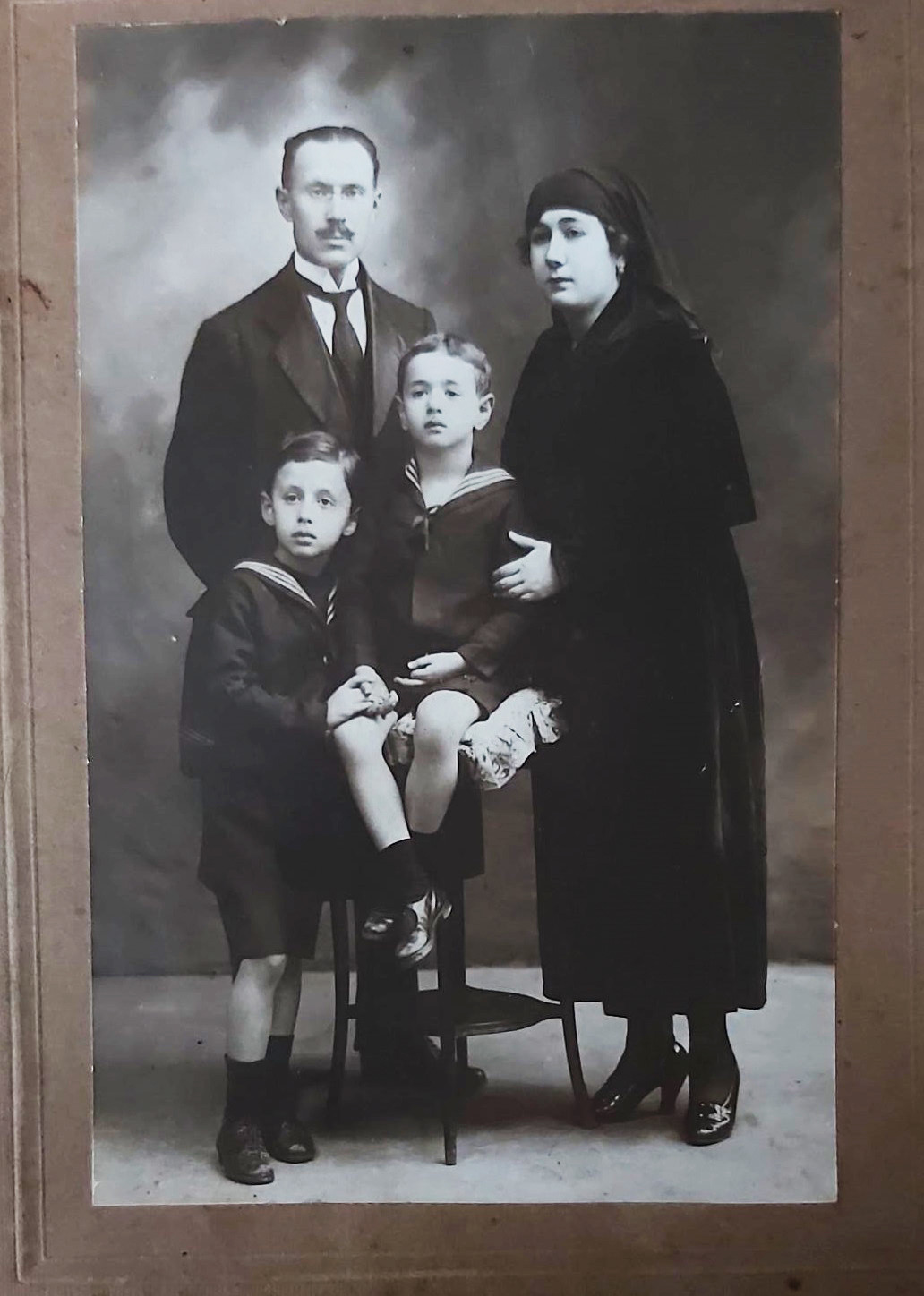 Orhan Veli ve ailesi